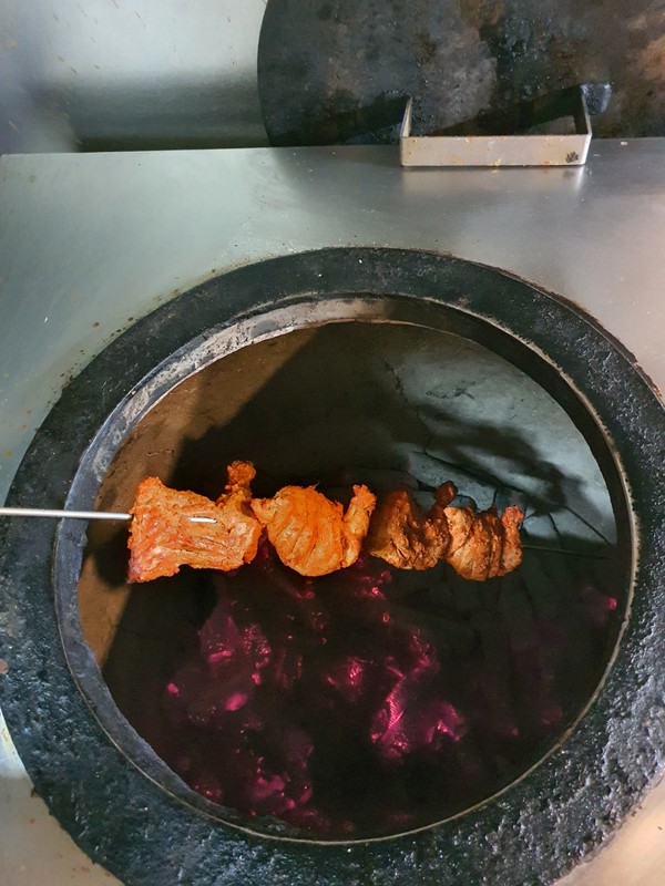  ▲ 탄두르(Tandoor)는 북부 인도지역에서 사용되는 원통형의 점토로 만든 항아리 가마 형식 오븐입니다. 저희 가계는 독특한 식감을 유지하기 위해 현재에도 여전히 숯을 쓰고 있습니다.
